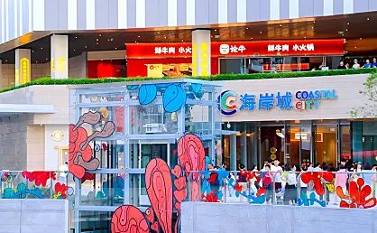 WEONE×CJ Zhang“无相玫瑰”雕塑亮相万丰海岸城