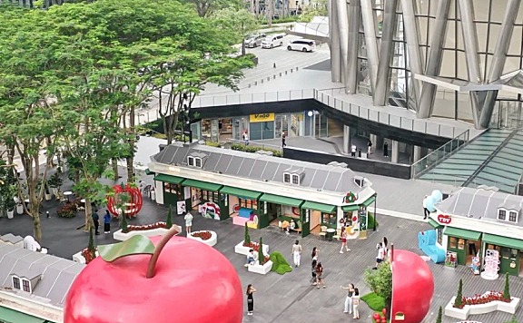 巨型红苹果 「掉落」深圳湾万象城